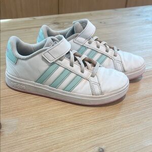 Adidas Kids Sneakers in White and Mint Green no Lace Laceless Velcro Close